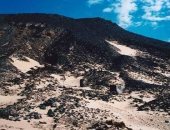 عمر صخورها يصل إلى 180 مليون سنة ويقصدها السياح لغرابة تكوينها.. حكاية الصحراء السوداء ذات الطبيعة الساحرة بالوادى الجديد.. تقع على أطراف تلال بركانية منذ العهود السحيقة.. وتحوى صخور الجاسبر والبازلت.. صور