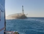 حفار بترول قديم ومتوقف عن العمل يسقط فى رأس غارب دون إصابات