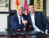 خوان جارسيا يوقع عقود انتقاله إلى برشلونة رسميًا