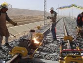 حصاد الوزارات.. شاهد تركيب القضبان على كبارى ومسار الخط الأول للقطار السريع