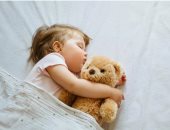 سنة أولى أمومة.. إزاى تدربى طفلك العنيد على النوم بدرى؟