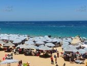 شواطئ الإسكندرية تكتظ بالمصطافين في عطلة نهاية الأسبوع وإشغال يصل إلى 75%