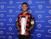 البرازيلى هنريكى يتوج بجائزة أفضل لاعب فى مواجهة فلامنجو ضد تشيلسي