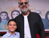 محمد شاهين برفقة الطفل على من تكريم أبطال لام شمسية ويعلق عليها: روح قلبي