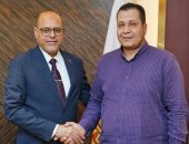 وزير العمل يُكافئ موظفا بالوزارة أعاد مبلغا إلى مواطن حوله بطريق الخطأ