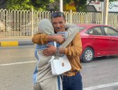 بالدعاء.. أولياء الأمور يدعمون أبناءهم خارج لجان امتحانات الثانوية بالجيزة