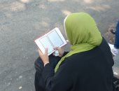 بآيات من المصحف.. الأمهات يتلون القرآن لأبنائهن خارج لجان الثانوية العامة