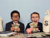 دفع الأموال للأطفال مقابل الأعمال المنزلية خطأ تربوي أم تربية إيجابية؟