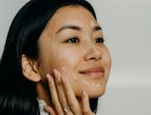 4 مكونات طبيعية تخلصك من البقع الداكنة وتوحد لون البشرة طول الصيف