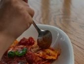 تفسير حلم تناول الطعام مع الأصدقاء في المنزل.. دفء داخلي واحتياج عاطفي