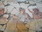 علماء الآثار يعيدون بناء لوحات جدارية رومانية عمرها 2000 عام من آلاف القطع