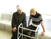 رئيس المعاهد الأزهرية يزور طلاب الشهادة الثانوية بمستشفى 57357 ومعهد الأورام