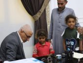 محافظ شمال سيناء يلتقى الطفلة "ملك" ويوجه بتوفير مصدر دخل كريم لأسرتها