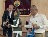 جامعة أسوان تكرم فتاة من ذوى الهمم لتوفقها الرياضى على الجمهورية