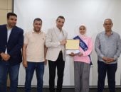 محافظ السويس يكرم أوائل الشهادة الإعدادية العامة والأزهرية تقديرا لتفوقهم
