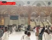 ممر شرفي من المعتمرين استعدادا لدخول كسوة الكعبة الجديدة (فيديو)