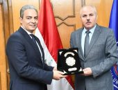 جامعة قناة السويس تُكرم نقيب الإعلاميين لأبحاثه في العلوم البينية بين الاقتصاد والإعلام