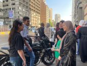 أولياء الأمور يدعمون أبنائهم قبل امتحان الفيزياء والتاريخ أمام اللجان.. صور