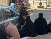 أولياء الأمور ينتظرون طلاب الثانوية العامة أمام اللجان بأسوان.. فيديو