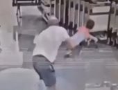 مدمن بيلاروسى يحاول قتل طفل إيرانى بمطار موسكو.. فيديو
