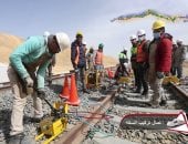 شاهد أحدث أعمال تركيب القضبان وتشطيبات المحطات بالخط الأول للقطار السريع