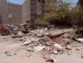 محافظة الجيزة تزيل مغسلة وحجرة مقامة بالمخالفة على سور سنترال بولاق