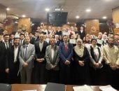 محمد ثروت يناقش مشروعات تخرج طلاب قسم الصحافة بجامعة المنوفية.. صور