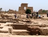 اكتشافات تكتب التاريخ من جديد.. تفاصيل سلسلة نجاحات مشروع حفائر البعثة المصرية بطريق الكباش.. الحفائر تكشف سور ضخم يعود للملك "من خبر رع".. وورش تمثل منطقة صناعية وأفران صناعة تماثيل البرونز.. صور