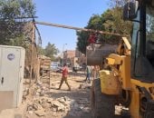 محافظة الجيزة تزيل تعديات على كوبرى بهجات بالمنوات لإقامة موقف سرفيس نموذجى