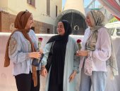 بالورود.. فتاة تستقبل شقيقتها بالثانوية العامة بعد امتحان اللغة الإنجليزية