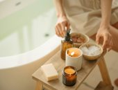 بالملح والسكر.. وصفات طبيعية لتقشير البشرة في المنزل