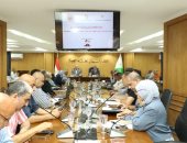 محافظ الجيزة يبحث آليات تحديث المخططات الاستراتيجية لتنمية 76 قرية