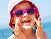 دليلك لاختيار الصن بلوك المناسب لطفلك على البحر.. احميه من الشمس والملح