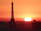 بسبب موجة الحر.. إغلاق قمة برج إيفل وتعويض الزائرين.. اعرف التفاصيل