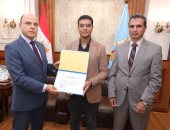 محافظ كفر الشيخ يكرم أبناء المحافظة الفائزين بالمركز الأول بمسابقات التعليم