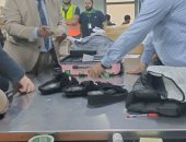 تفاصيل إحباط تهريب 3 آلاف دولار داخل "شبشب" فى طرد قادم من المغرب.. فيديو
