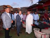 محافظ كفرالشيخ يجري جولة ويلتقى المصطافين ويستمع لملاحظاتهم حول مشروعات التطوير
