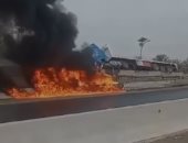 تفاصيل تفحم تريلا بطريق مصر إسكندرية الصحراوى بعد اصطدامها بحاجز خرسانى