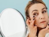 بشرتك جافة رغم استخدام المرطب؟ 5 أخطاء تقلل فاعلية منتجات الترطيب