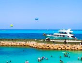 مرسى مطروح مصيف السعادة.. متعة السباحة والمناظر الخلابة تُحسن المزاج وتجدد النشاط.. ملايين المصريين والسياح أسرى طبيعة مطروح البكر.. والشواطئ على موعد مع ذروة المصيف والصخب الجميل بعد نهاية امتحانات الثانوية