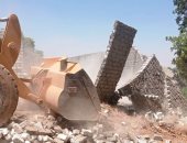 إزالة تعديات على أراضى الدولة بمركزى أسوان ودراو.. صور