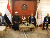 مفتي الجمهورية يهنئ رئيس هيئة النيابة الإدارية بتوليه المنصب رسميًّا