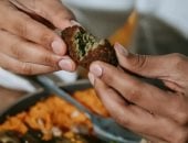 ماذا يحدث لسكر الدم عند تناول الطعام بيديك؟.. فوائد لا تتوقعها