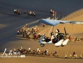 مغامرات على جبال الصين.. فعاليات رحلات التحليق فوق الصحراء