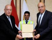 وزير الطيران يُكرّم موظفًا بمطار القاهرة عثر على حقيبة مجوهرات بـ2.5 مليون جنيه