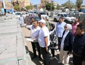 محافظ الوادى الجديد يتابع رفع كفاءة الطرق وتركيب الإنترلوك بأحياء الخارجة