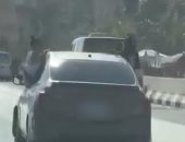 ضبط سيارة يجلس أطفال على نوافذها أثناء سيرها بالطريق الدائرى.. صور