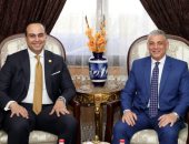 محافظ الإسماعيلية يلتقى رئيس الرعاية الصحية ويؤكد ريادة المحافظة فى الخدمات