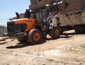 رفع 20 طن مخلفات ناتج تطهير مصرف كفر حجازى الغربي بالمحلة