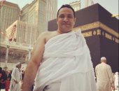 جمهور المطرب محمد عواد يتداولون صورة نادرة له فى الحرم ويطالبون بالدعاء له